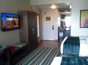 Le genre de chambre d'hôtel qu'on ne se paye pas d'habitude, mais là, à 50% de rabais, près du downtown Calgary, avec une télé qui me souhaite la bienvenue personnellement... s'tu veux d'plus dans'vie tsé!?!