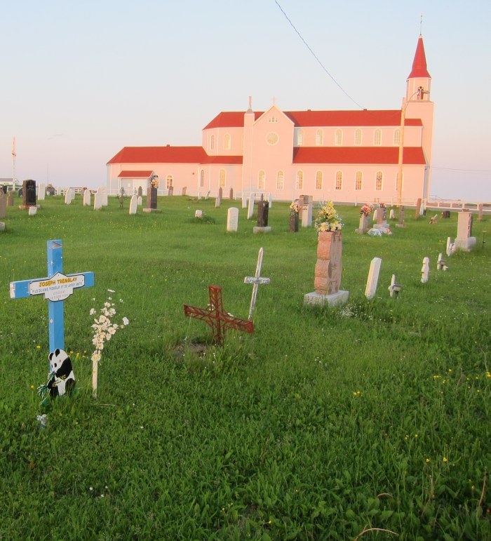 L'église et le cimetière, mes voisins d'en arrière.