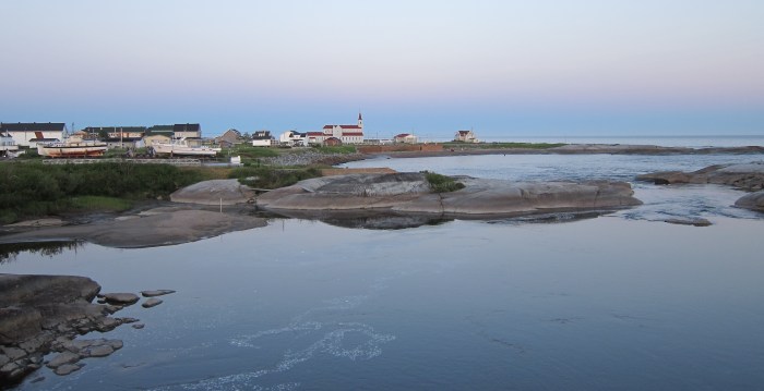 La maison la plus à droite, c'est là ou j'habite et je travaille. Normal d'entendre les vagues quand les fenêtres sont ouvertes!