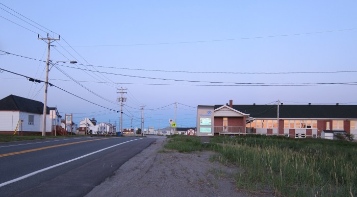 Plus de downtown : bureau municipal+casse-croûte+école+affiche de Village Relais