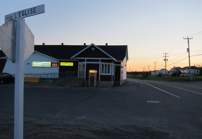 Une rue de l'Église et un magasin avec un peu de tout dedans, on est dans le downtown!!